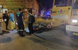 La moto involucrada en un accidente de tránsito en el cruce de Quinta avenida y Montevideo.