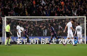 El marfileño Franck Kessie (C)  inicia el festejo tras anotar el gol de la victoria para Barcelona en el clásico ante Real Madrid.
