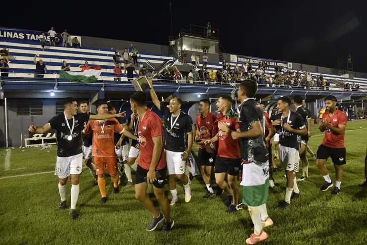 La celebración con el trofeo en manos de los itapuenses tras la consagración ayer en Itauguá en el Nacional B.