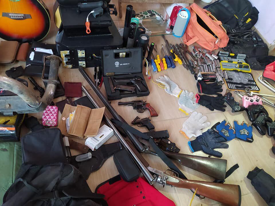 Armas de todo tipo, herramientas, joyas y hasta guitarras fueron encontradas en la vivienda de Oracio Cirilo Ríos Vera, que logró fugarse de la Policía.