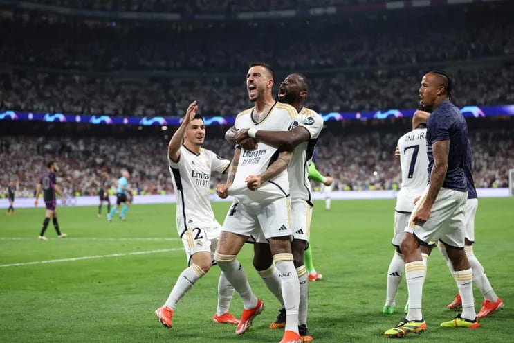 Joselu celebra uno de los tantos que marcó para el pase a la final de Real Madrid. Brahim Díaz, Antonio Rüdiger y Éder Militão, acompañan el festejo.
