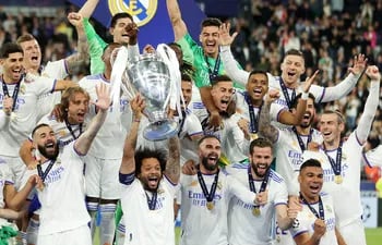 Marcelo, uno de los capitanes del Real Madrid, levanta el trofeo de campeón rodeado de compañeros.