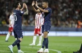 Messi y Mbappé celebran uno de los goles del París SG ante Ajaccio.