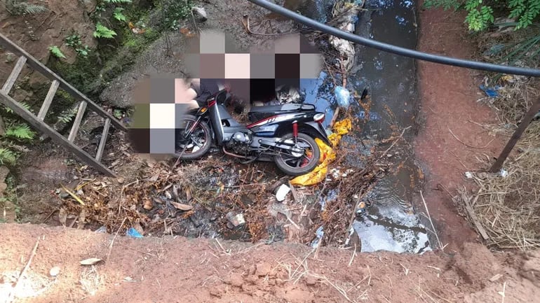 El cuerpo sin vida de un motociclista que, al parecer, se precipitó desde un puente fue hallado en el barrio Posta Yvycua de Capiatá.