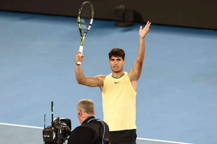 El español Carlos Alcaraz celebra la victoria contra el serbio Miomir Kecmanovic después de su partido individual masculino en el noveno día del torneo de tenis del Abierto de Australia en Melbourne el 22 de enero de 2024.