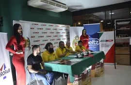 Momento exacto del lanzamiento oficial del Gran Premio Encarnación 2022, realizado por las autoridades del Club de Vehículos Antiguos del Paraguay en el TACPy.