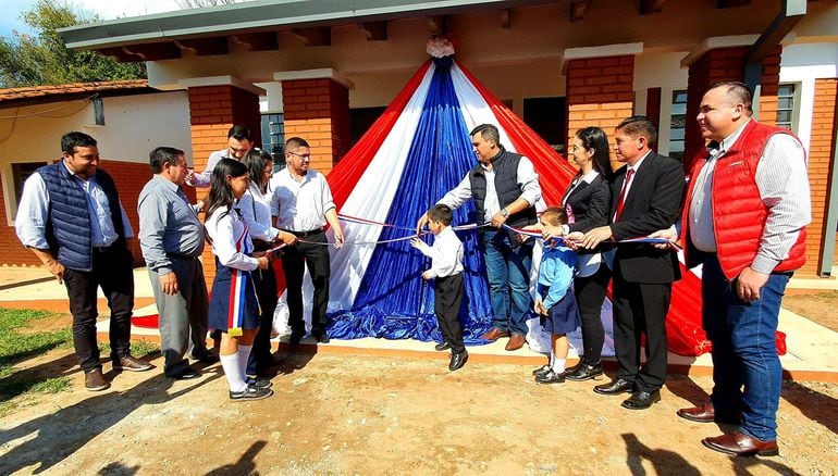Momento de la inauguración oficial del aula para la educación inicial de la Escuela Celso Riveros de Potrero Guazú, Caazapá.
