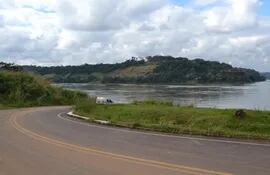 esta-es-la-zona-donde-sera-levantado-el-nuevo-puente-entre-presidente-franco-paraguay-y-puerto-meira-brasil--161137000000-1363020.JPG