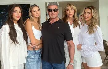 El cumpleañero Sylvester Stallone con su esposa Jennifer y sus hijas Sistine, Scarlet y Sophia.
