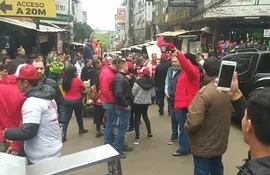 La comitiva encabezada por Santiago Peña fue escrachada por decenas de ciudadanos en el microcentro de Ciudad del Este.