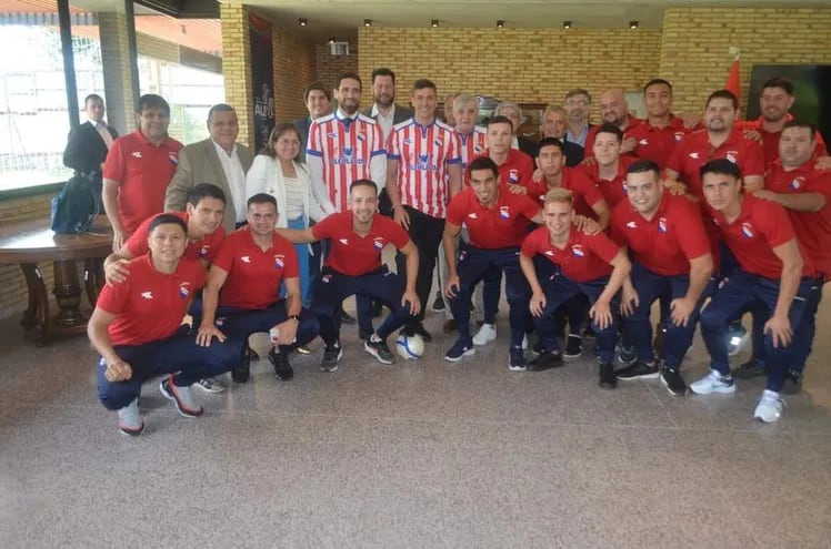 El plantel de la selección paraguaya de fútbol de salón, junto al Presidente de la República.