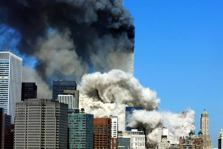 En esta foto tomada el 11 de setiembre de 2011 se puede ver la columna de humo que sube al cielo luego de que colapsara la primera de las Torres Gemelas.
