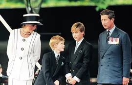 Retrato de 1995: Lady Di y el Príncipe Carlos, con sus hijos William y Harry.