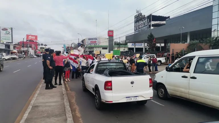 Escribanos bloquean la avenida Eusebio Ayala, frente al Registro Civil.