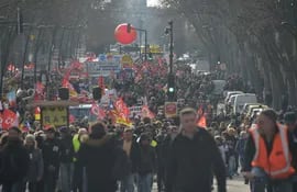 Los manifestantes participan en una manifestación contra la reforma de las pensiones en Toulouse, sur de Francia, el 9 de enero de 2020. La presión del presidente francés por cambios radicales en el sistema de pensiones ha desatado la huelga de transporte más larga en Francia en décadas.