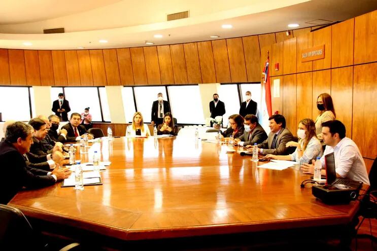 La Comisión de RR.EE. de Diputados se reunió ayer con el canciller  Euclides Acevedo (foto gentileza).