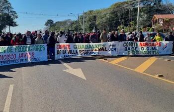Campesinos se manifiestan cerrando la ruta Py 01 en el cruce Santa Maria, exigiendo el cumplimiento de las promesas del Gobierno Nacional.