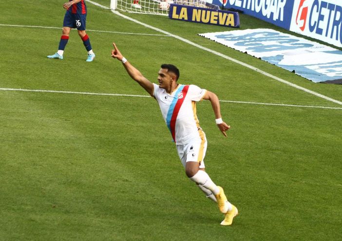 Cristian Colmán, delantero de Arsenal de Sarandí, festeja uno de los dos tantos que convirtió contra San Lorenzo de Almagro por la tercera fecha de la Superliga de Argentina.