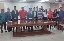 El intendente de Nanawa, Claudio Samaniego y el titular de la Dirección Nacional de Ingresos Tributarios (DNIT), Óscar Orué acompañados de concejales de la ciudad fronteriza.