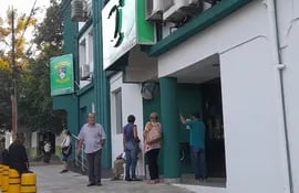 Socios de la Cooperativa San Cristóbal madrugaron para ir a retirar sus ahorros. (Archivo).