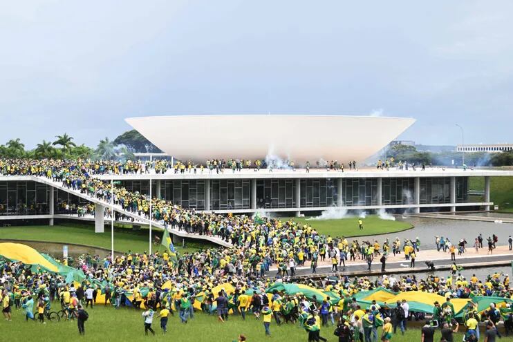 Partidarios del expresidente de Brasil Jair Bolsonaro toman la Explanada de los Ministerios en Brasilia.