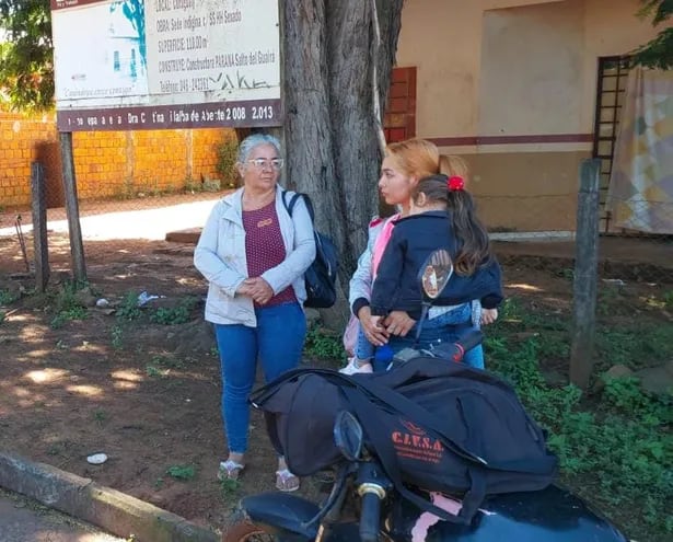 Gabriela Villasanti González, acompañada de una vecina, denunció el despojo de su vivienda.