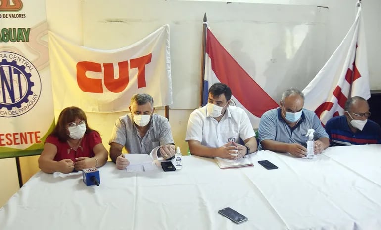 Miembros de las centrales obreras piden al IPS respuestas.
