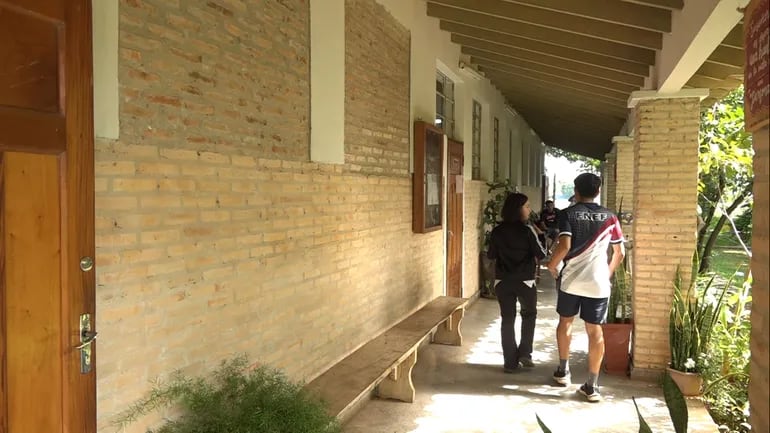 Estudiantes de Educación Física deambulan en los pasillos de la ENEF, sin tener clases desde hace dos semanas.