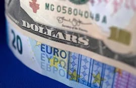 Billetes de dólar y euro. La moneda europea cae de nuevo frente a la estadounidense. (AFP)