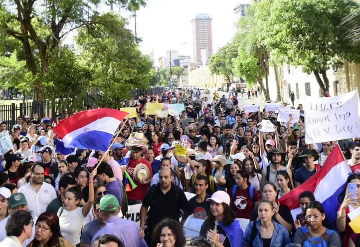 En esta oportunidad, la marcha universitaria convocó a una cantidad realmente considerable de estudiantes, quienes exigieron que la ley de Arancel cero "no se toque".