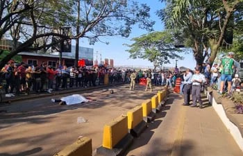 La cadena extendida para bloquear una de las calzadas en la zona primaria decapitó al motociclista brasileño.