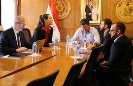 Representantes de la Cámara de  Cáñamo Industrial del Paraguay (CCIP) se reunieron con autoridades del Ministerio de Industria y Comercio (MIC).m