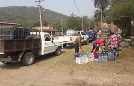 Pobladores de Toro Pampa, distante a 65 kilómetros de Olimpo, se llegaron en grupo de voluntarios a esta comunidad, para llevar un poco de agua, ante la crítica sequía por la que están atravesando.