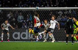 Espectacular salto y remate de chilena del colombiano Rafael Santos Borré para anotar el gol de la victoria 2-1 ante Japón.
