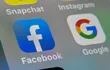 Logos de Facebook y Google en la pantalla de un teléfono celular.