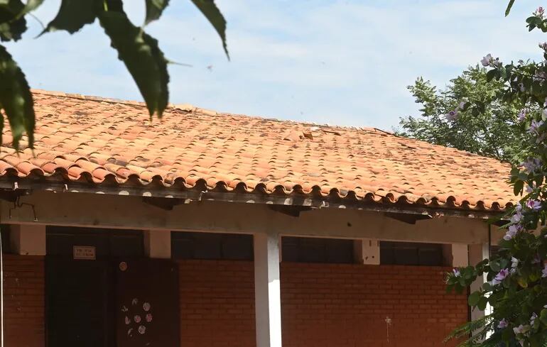 En el colegio Ysaty denunciaron que no se culminó la renovación del tejado y la colocación de canaletas.