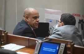 El líder de la bancada cartista Basilio "Bachi" Núñez conversa con su colega Raúl Latorre (ANR, HC), en la sala de sesiones de Diputados.