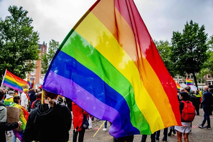 Manifestantes protestan contra la ley homófoba de Hungría en Ámsterdam, Países Bajos, el pasado lunes.