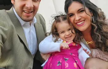 El cumpleañero Benjamín Hockin con su hija Sienna y su esposa Giulietta Mora.