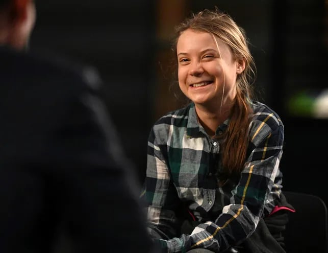La activista por el clima sueca Greta Thunberg sonríe durante una entrevista con el periodista Andrew Marr de la BBC.