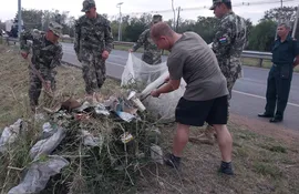 Militares realizan limpieza de malezas y basuras en inmediaciones del Comité Olímpico Paraguayo.