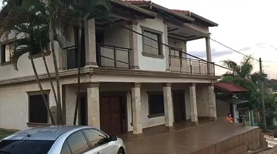 La residencia del narco Mario Villalba, alias "El Gato", donde se incautó el vehículo.