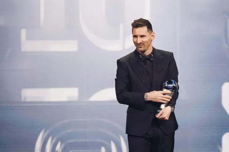 El futbolista argentino Lionel Messi del Paris Saint-Germain FC con su premio The Best FIFA Men's Player Award.