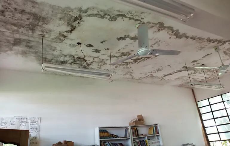 El aula más nueva de la escuela 674 tiene el techo con filtraciones. El polvo que cae afecta todos los muebles.