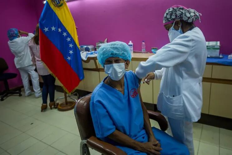 Trabajadores del hospital Domingo Luciani participan en una jornada de vacunación contra la covid-19 con dosis de la rusa Sputnik V, el 4 de marzo del 2021, en Caracas (Venezuela).