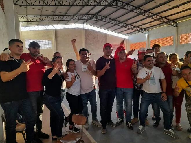 Juan Vera Maciel, intendente electo de Nueva Asunción (centro, con remera negra y quepis rojo), celebra la victoria con sus seguidores al lado del diputado Basilio "Bachi" Núñez.