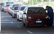 Desde muy temprano hay una larga fila de automovilistas en la Costanera de Asunción.