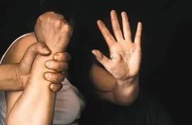 mano que ataja violentamente el brazo de una mujer