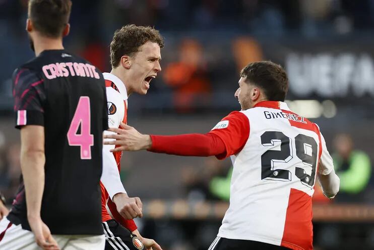 Mats Wieffer (L) y Santiago Gimenez del Feyenoord celebran marcar el gol de apertura durante el partido de ida de cuartos de final de la UEFA Europa League entre el Feyenoord Rotterdam y el AS Roma en el Feyenoord Stadion de Rotterdam el 13 de abril de 2023.