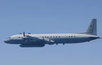 Un avión ruso Ilyushin IL-20 en el aire frente a la costa oeste de Japón. Japón envió aviones de combate el 25 de mayo después de que se detectaran aviones rusos de "recopilación de inteligencia" frente a sus costas a lo largo del Océano Pacífico y el Mar de Japón, dijo el Estado Mayor Conjunto del país.